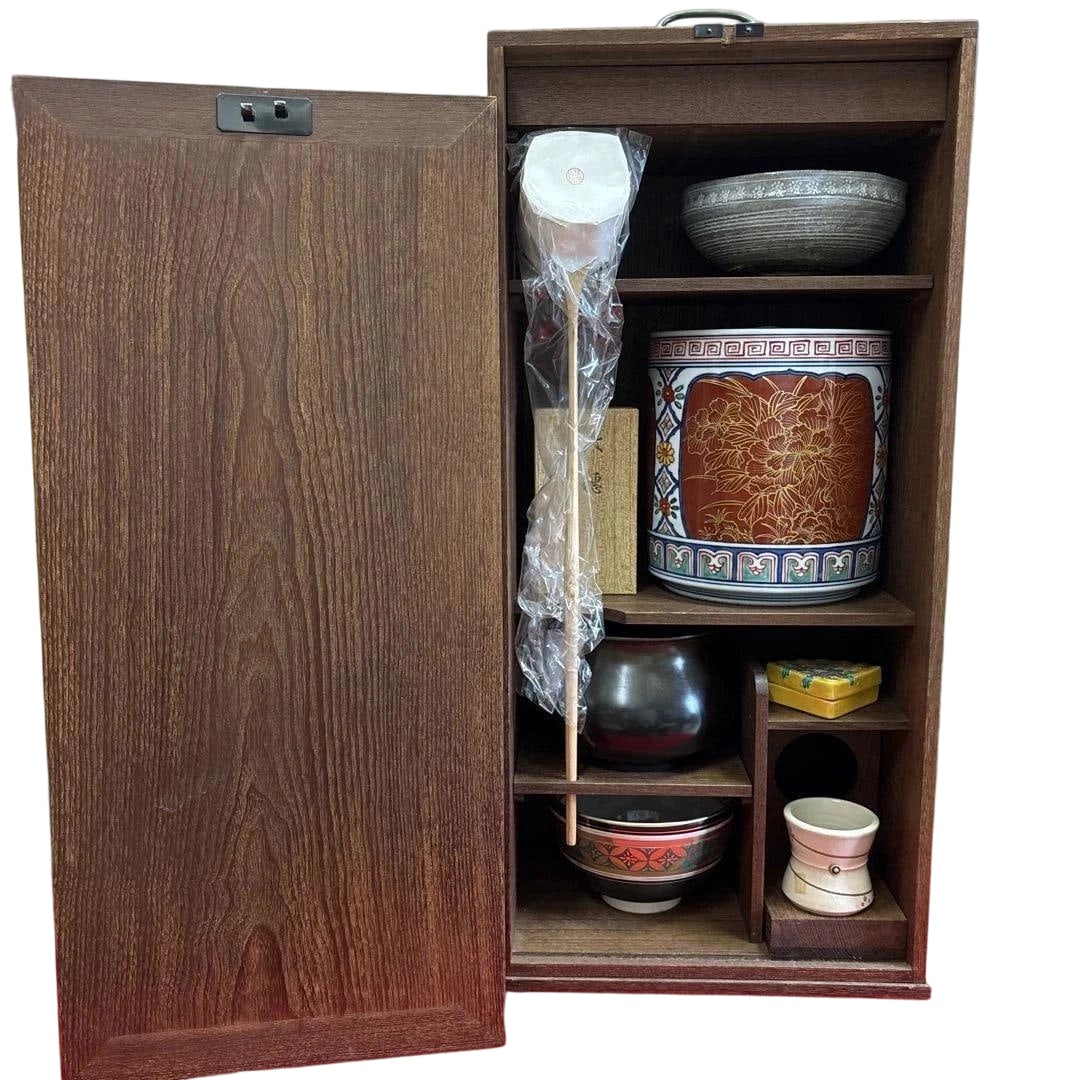 A set of tea ceremony utensils housed in a rectangular box: tea bowl, water kettle, waste water (1 of 15)