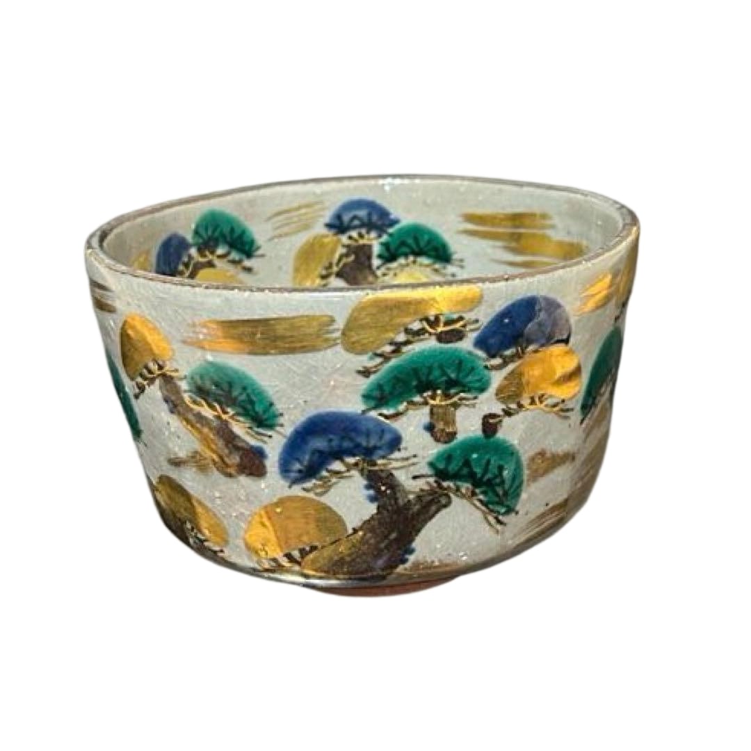 Omuro Kiln Kenzan Old Pine Forest Tea Bowl: This is an unused, long-stored Kenzan-style tea bowl, adorned with an ancient pine forest motif. The piece was crafted by the Omuro kiln and comes with its original box. This Kenzan-style tea bowl is