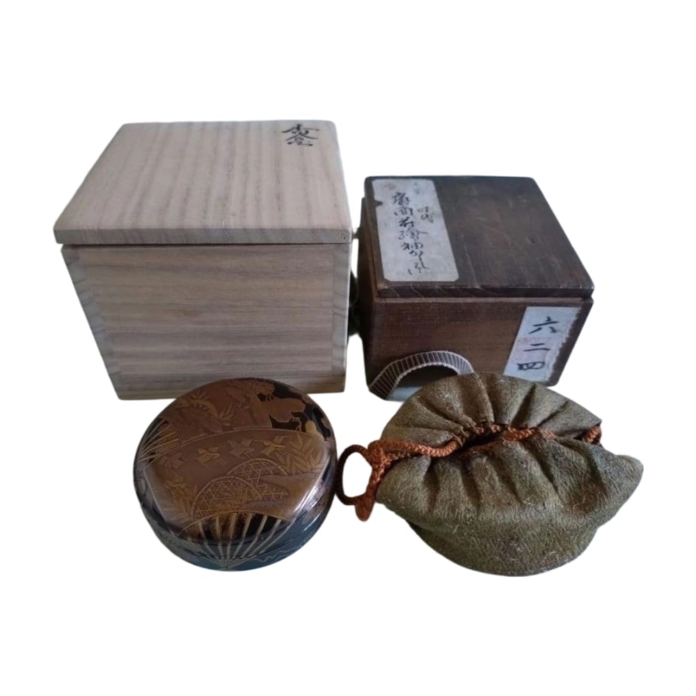 Fan-shaped lacquer incense box, black lacquer, with original box. (1 of 9)