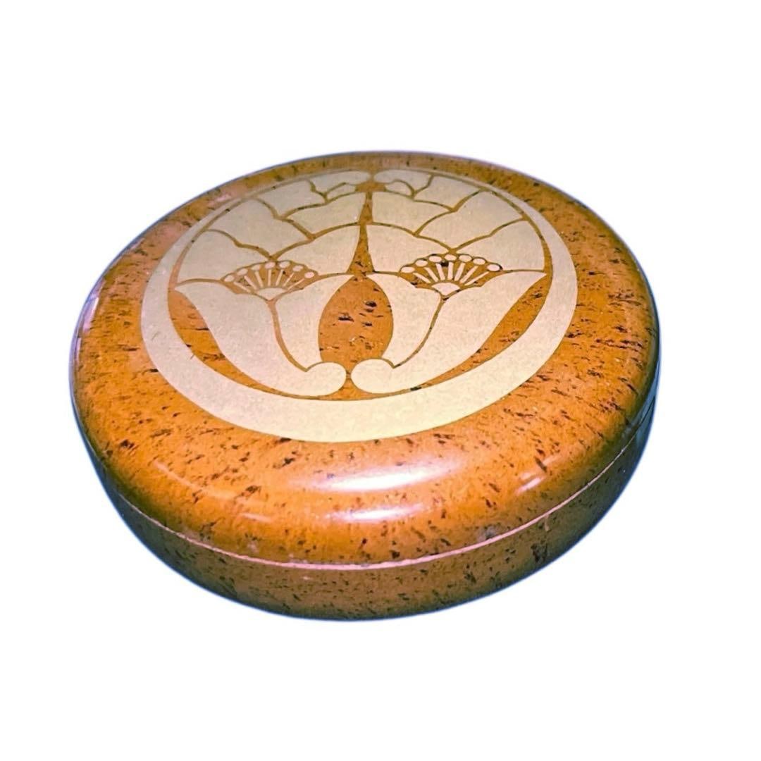 Incense box in maki-e style, resin material, diameter 7.5 cm. (1 of 7)