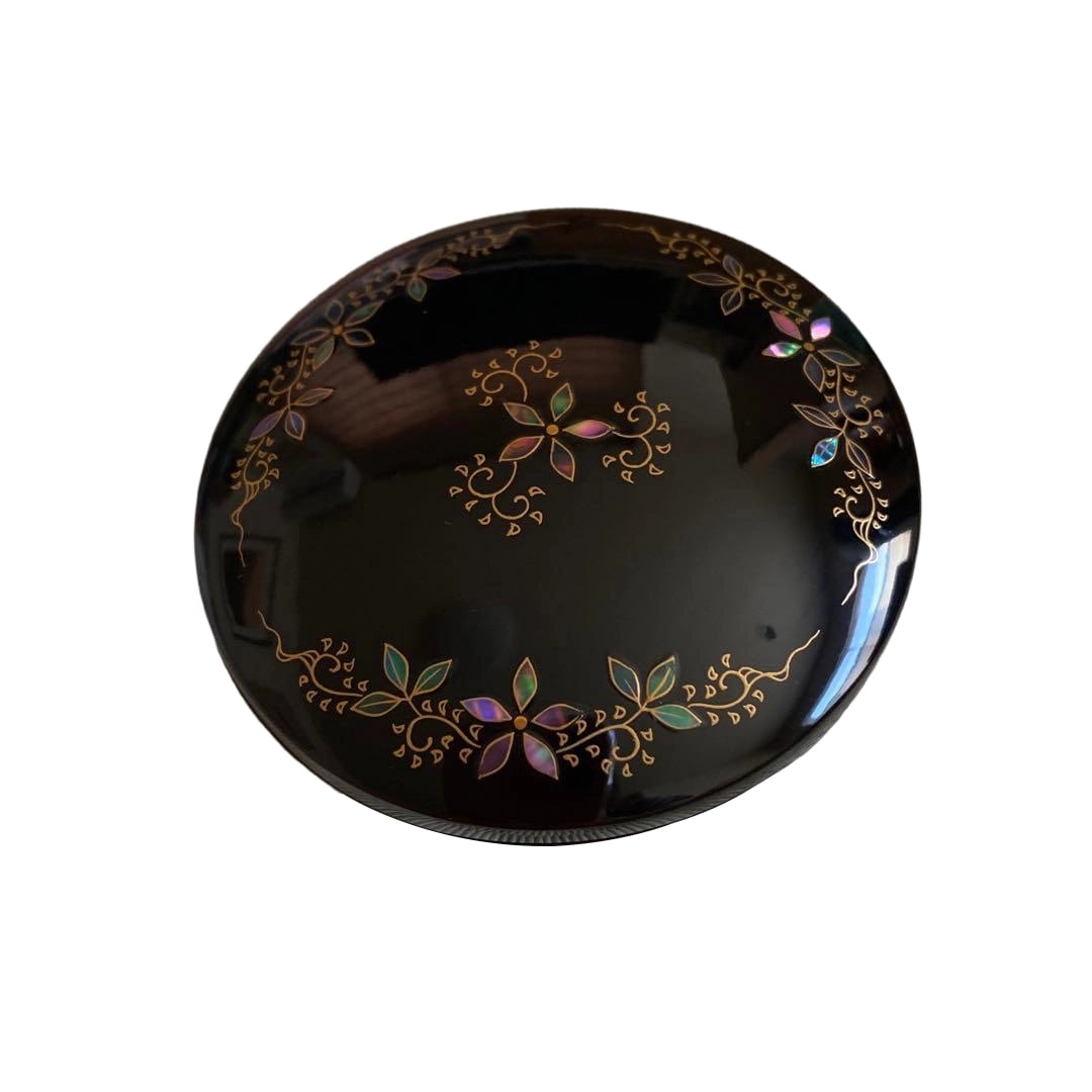 Wajima Lacquerware, Suzutani Tetsugoro, inlaid with mother-of-pearl and lined with pear skin incense (1 of 9)
