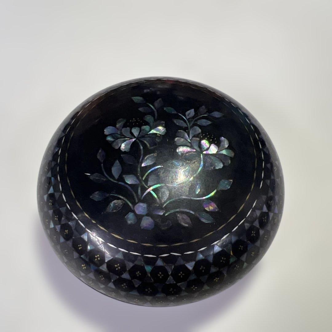 Lacquer incense box, inlaid with mother-of-pearl, wood.: Lacquer incense box, inlaid with mother-of-pearl, wood.