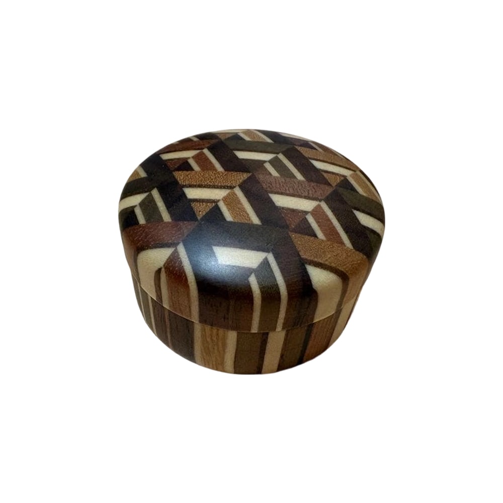 A superb condition gilt needle woodcraft inlaid solid wood incense box.: This is an incense box produced by Kanazashi Woodcraft. It has been displayed in a showcase. Due to its nearly new condition, it is very well preserved. Diameter 5.2 cm x Height 3.0 cm