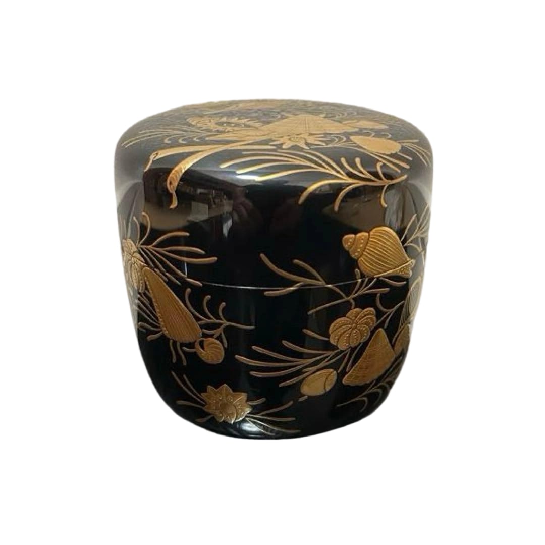 Large tea caddy, decorated with seaweed and shell lacquer, silver-lined, inscribed by Fengyunzhai.: This is a large tea caddy, decorated with lacquered seaweed and shell motifs. This is a work by Heihira-sai and comes with its original box. The inside of the box lid is inscribed with a dedication