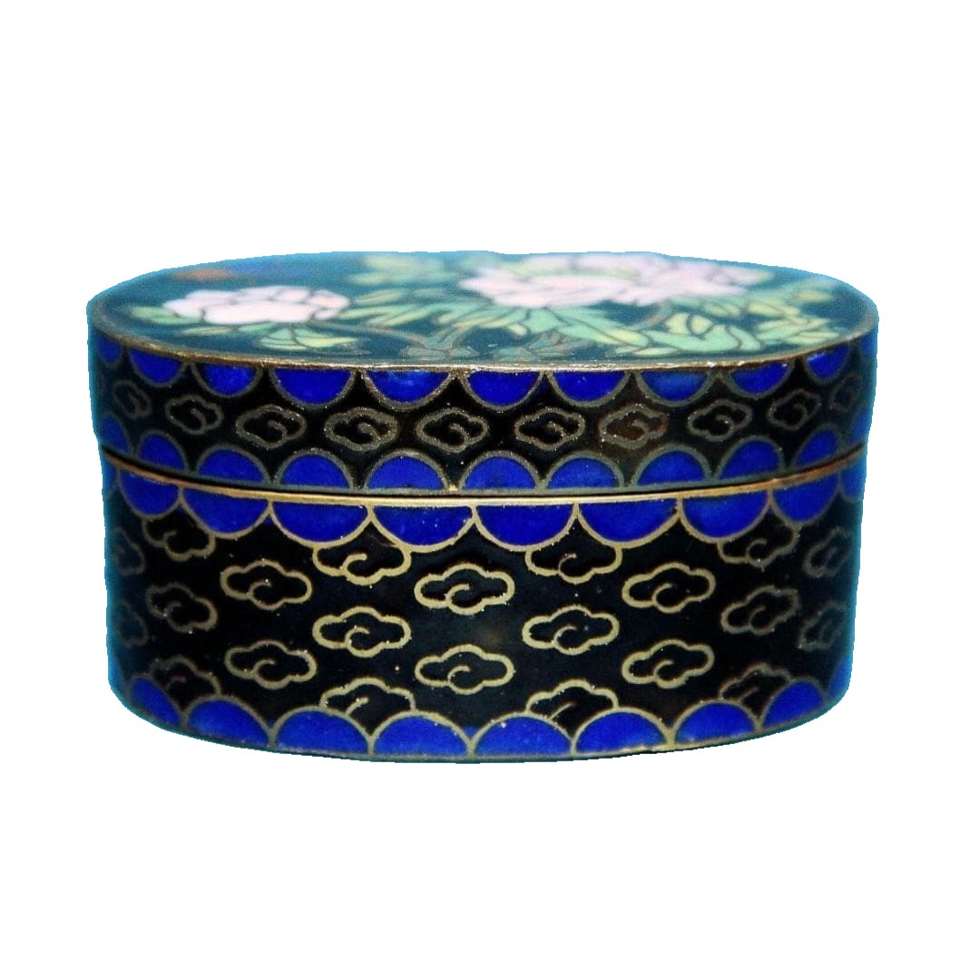 Famille Rose Floral and Butterfly Incense Box: Famille Rose Floral and Butterfly Incense Box Height: approximately 2.2 cm, Dimensions: approximately 4.8 x 3.3 cm There are some stains on the surface. The lid may not close completely. Signs of age,