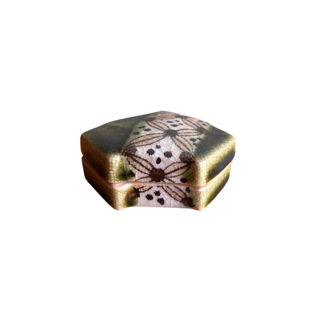 Oribe-yaki Small Incense Box (1 of 6)