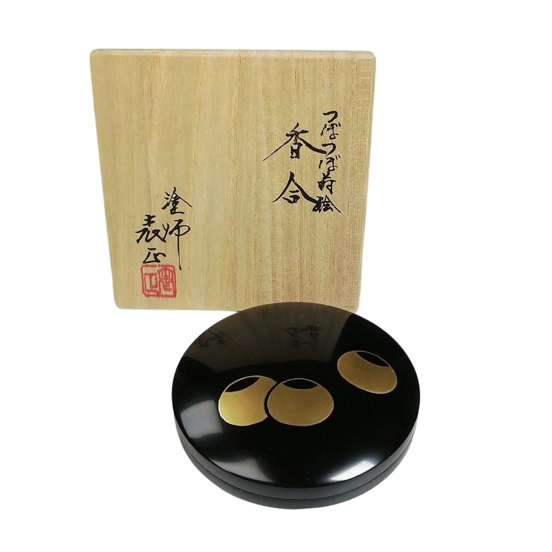 Incense Box "Koro Koro Makie," crafted by lacquer artist Ito Hisei, with original box.: Incense Box "Koro Koro Makie", "Crafted by Lacquer Artist Ito Hisei", with Original Box Height: Approximately 2.5 cm Diameter: Approximately 7 cm