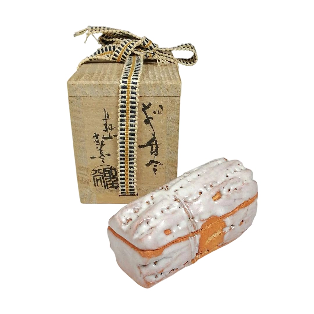 Incense Box, Hagi Ware, Tanmyozan Utagawa Seikoku, with Original Box: Incense Box, Hagi Ware, Tanmyozan Utakawa Seikoku, with Original Box Height: Approximately 3.5 cm Diameter: Approximately 7 cm Depth: Approximately 3.5 cm Although there are some signs of use, the
