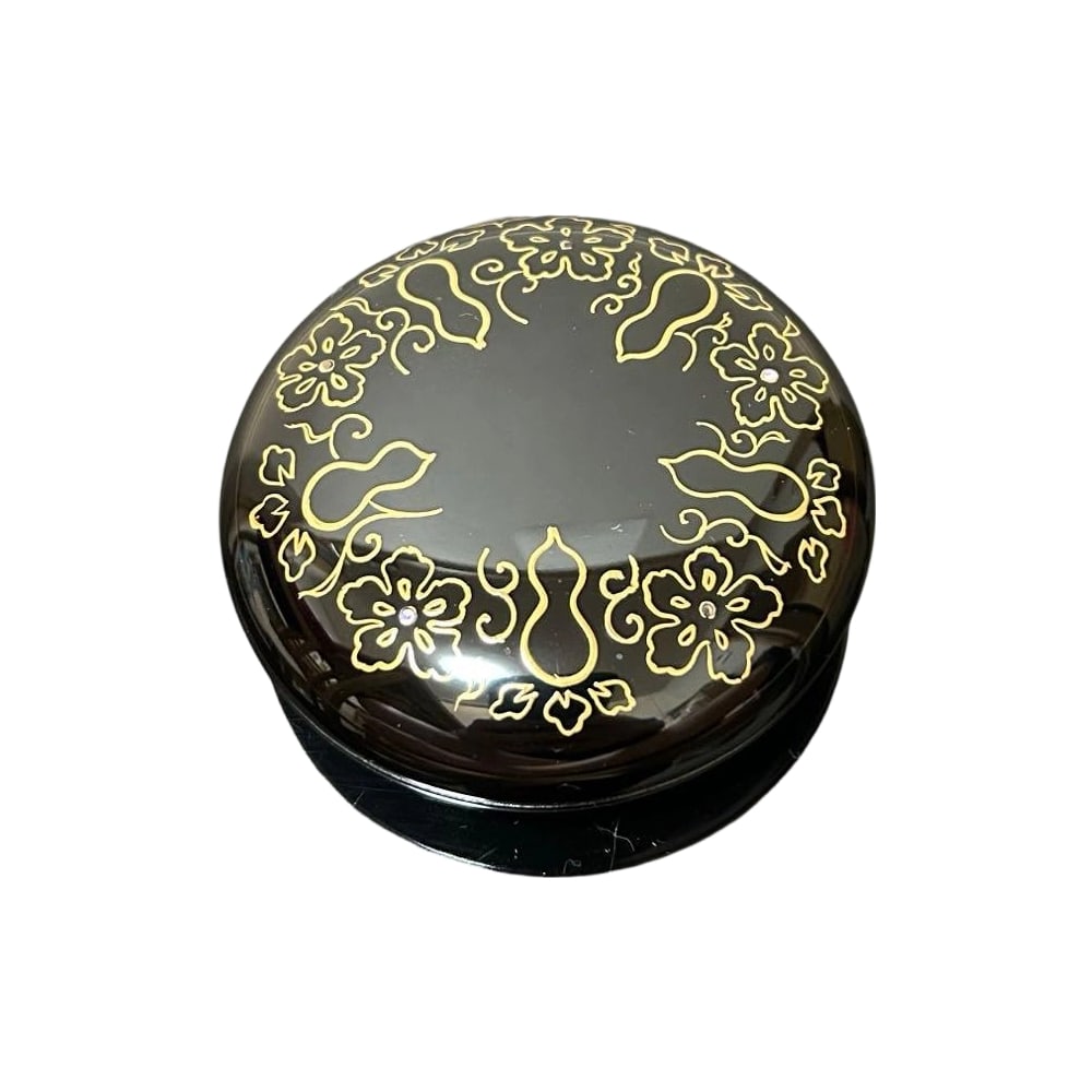 This is a flat, circular incense box.: This is an unused, long-stored incense box, adorned with maki-e lacquer art featuring gourd and arabesque patterns. This is a work by Hoshiyama and comes with the original box. It is a flat, round inc