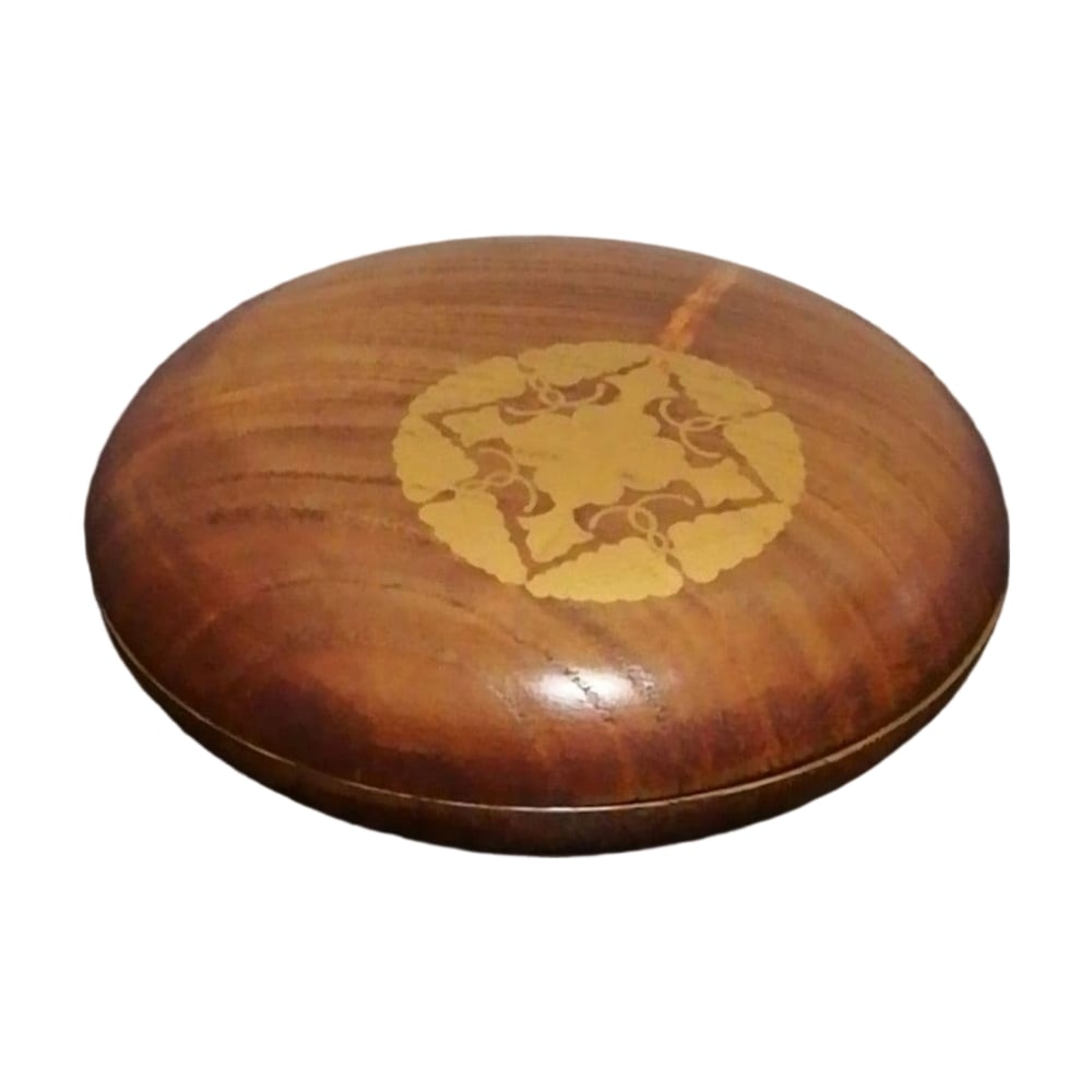 This is an incense box with a silver interior, the body adorned with floral motifs.: This is an incense box with a silver interior, adorned with floral patterns and set against a colored paper base, finished with a decorative lacquer surface. This is an exquisite piece, featuring