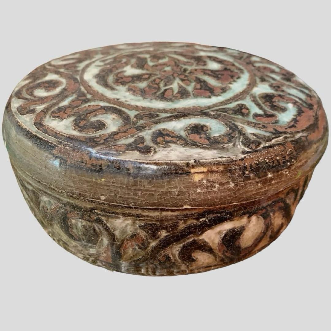 Goryeo Celadon Carved Box, Joseon Dynasty, Phoenix Motif: Condition The rim of the box has a chip. The lid of the box has a chip. Additionally, there are minor cracks throughout the body of the box. Please refer to the images. Dimensions Height: approximatel
