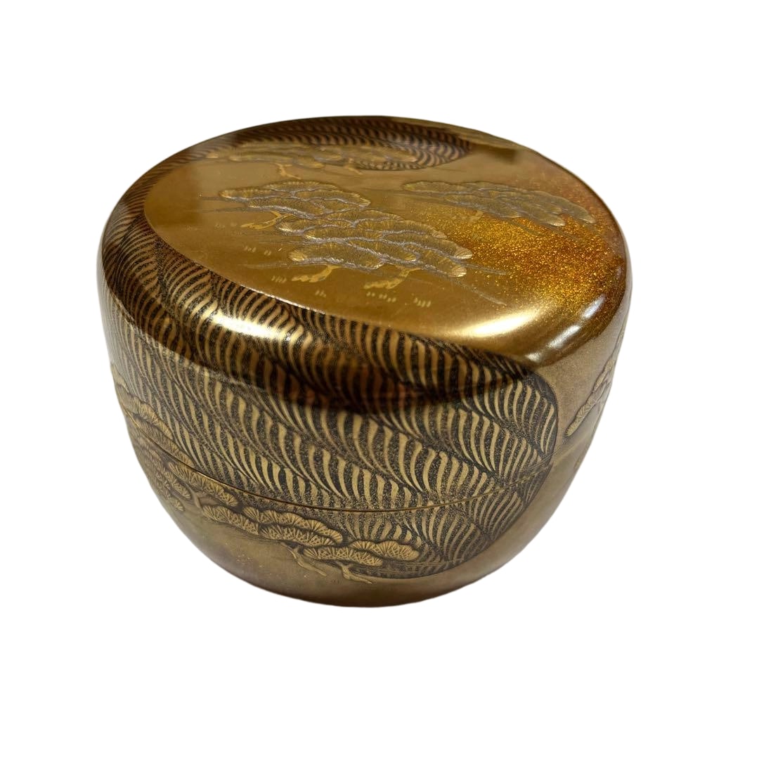 This is a flat tea caddy made by Chahira Issai, the body adorned with a Hamamatsu pine tree motif (1 of 16)