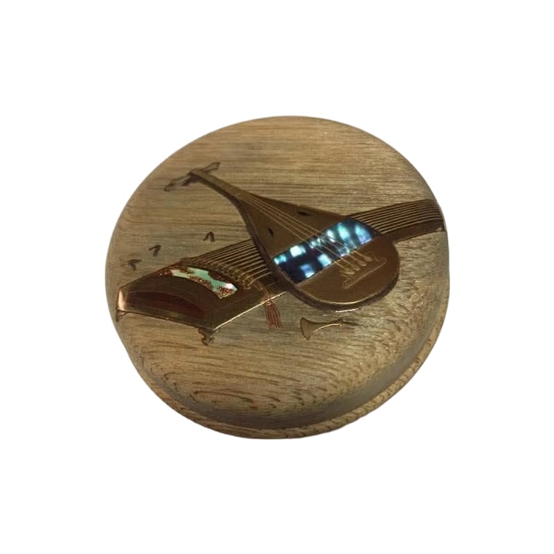 Sandalwood incense box, inlaid with mother-of-pearl, decorated with koto/biwa (Japanese biwa): The wooden base is crafted from domestically sourced mulberry wood. It is adorned with maki-e, genuine gold leaf, and mother-of-pearl inlay. A superior quality, exquisitely crafted item. Approximately