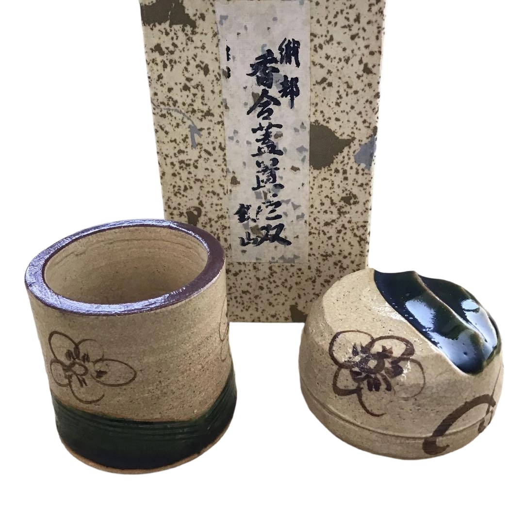 Tea Ceremony Implements: Incense Box and Lid Stand, Oribe Ware Incense Box and Lid Stand Set (Pair),: Incense Burner Diameter approximately 58 mm, Height approximately 38 mm Lid Stand Diameter approximately 55 mm, Height approximately 53 mm Box Dimensions Approximately 131 mm (Height) x 70 mm (Width)