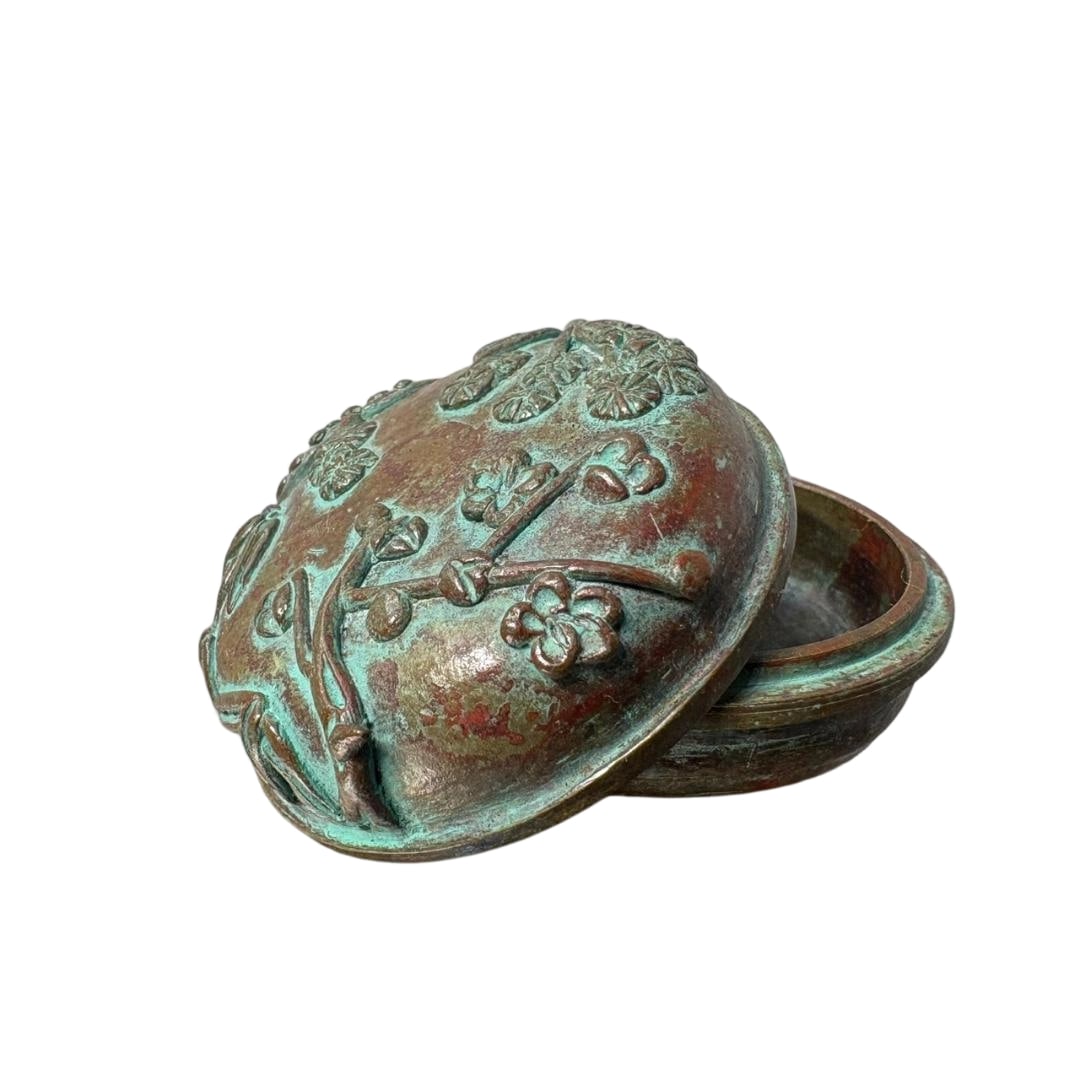 Rare Takaoka bronze ware, crafted by Sugatsuki Yoshichi, comprising a bronze incense box, incense (1 of 16)