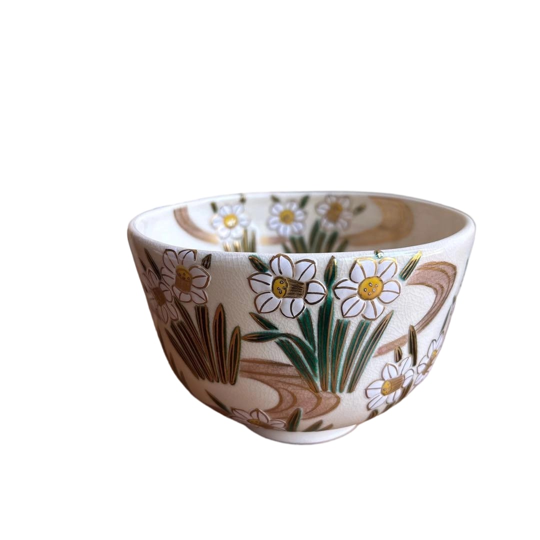 A polychrome enamel tea bowl with narcissus motif, crafted by Mirai Kato, accompanied by its: It is certainly very suitable for the tea ceremony, but at the same time, it is also a wonderful interior decoration piece or gift. Dimensions Diameter: approximately 12 cm Height: approximately 8 cm