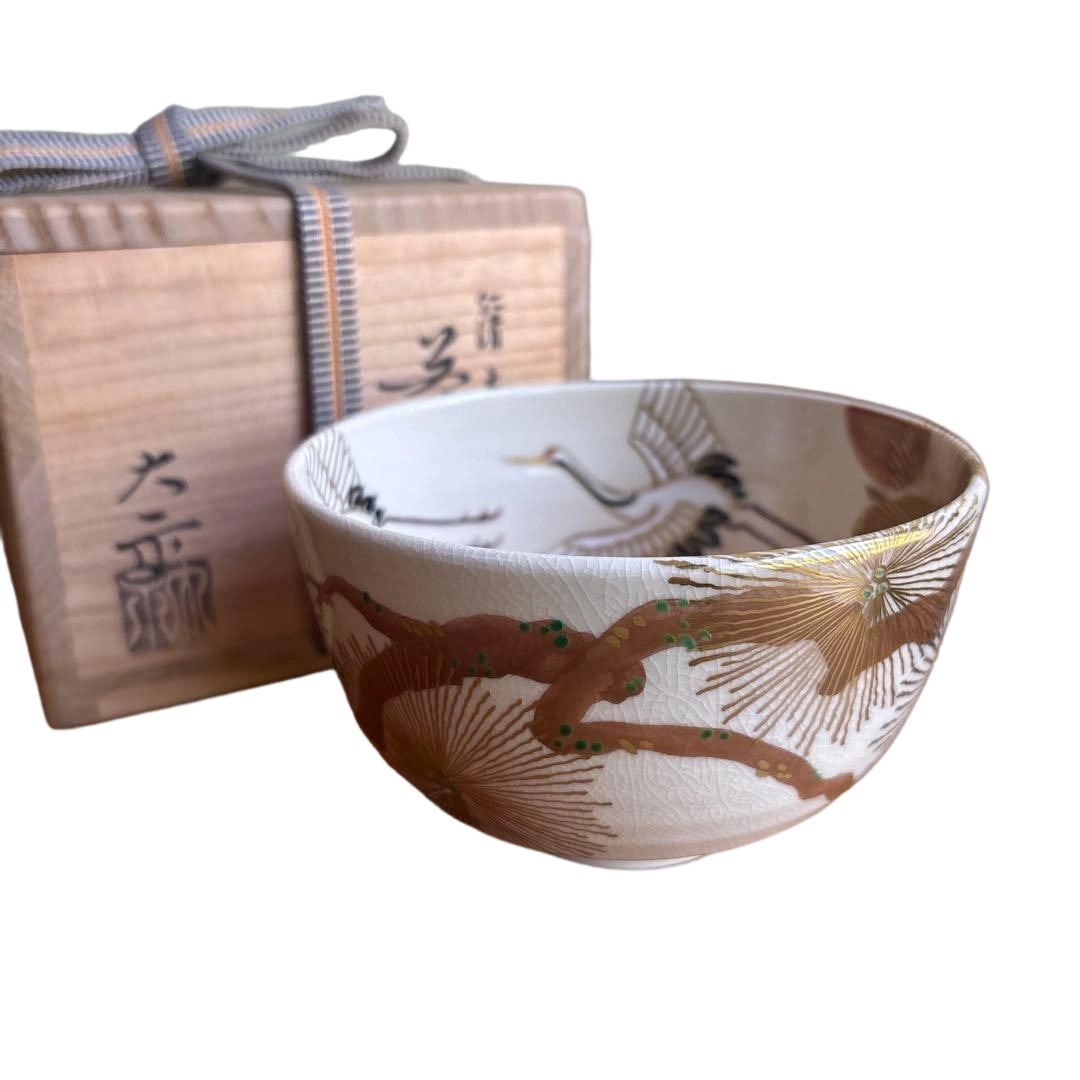 Karamatsu (Japanese Pine) Tea Bowl, crafted by Master Tezuka, Momoyama Kiln, with original box,: Dimensions Diameter: Approximately 12 cm Height: Approximately 7.8 cm Condition Cracks or Chips: None Other: The box has sun damage.