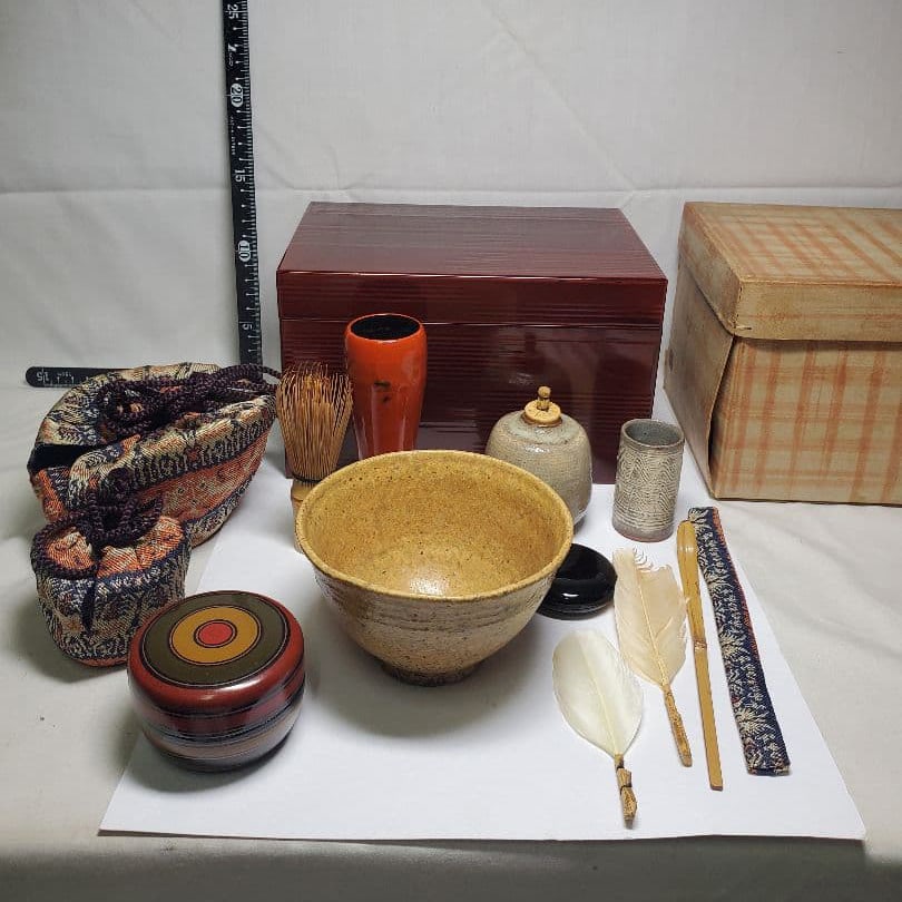 Tea ceremony utensils, Harukyo lacquer tea box, containing nine items. (1 of 19)