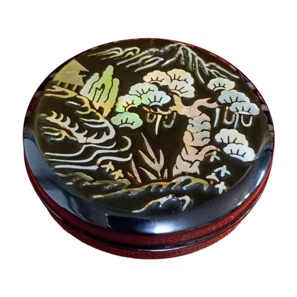 Tea Ceremony Implements: A mother-of-pearl inlaid incense box decorated with landscape motifs,: Tea Ceremony Utensil: A mother-of-pearl inlaid incense box decorated with landscape motifs, accompanied by its original box. Dimensions Diameter: 7 cm Thickness: 1.8 cm