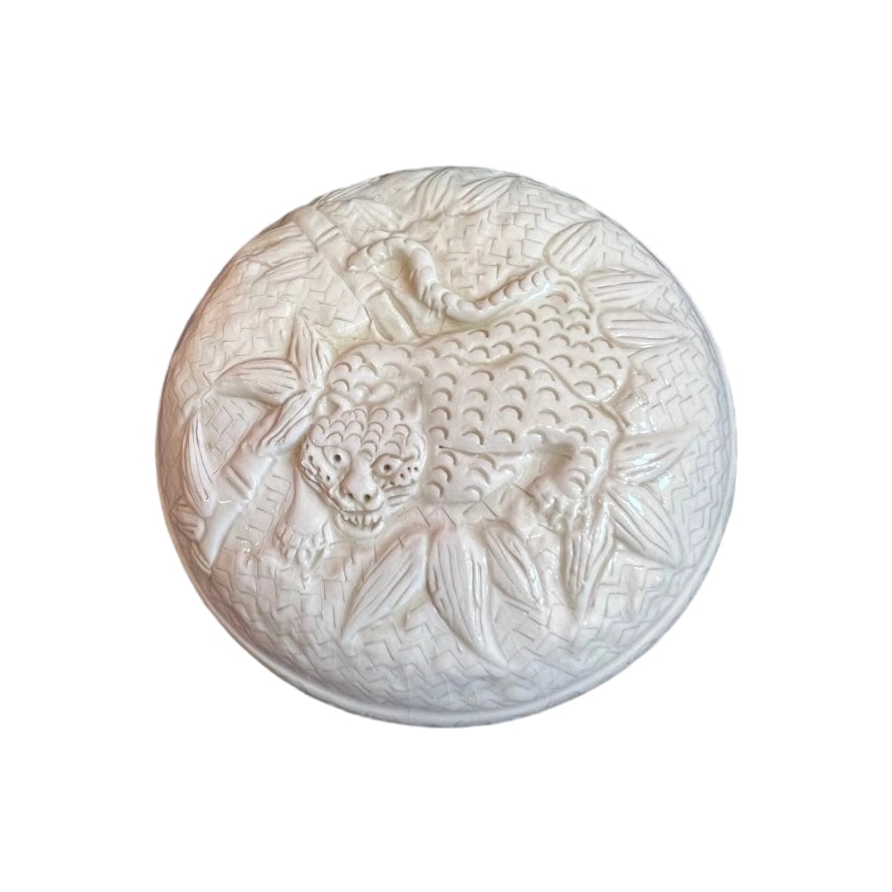 Hirado ware, created by the 15th generation Nakazato Juemon, white porcelain incense box, decorated: Hirado Ware, created by the 15th generation Nakazato Juemon, white porcelain incense box, decorated with a tiger motif, unused. Dimensions Width: 10 cm Height: 5 cm