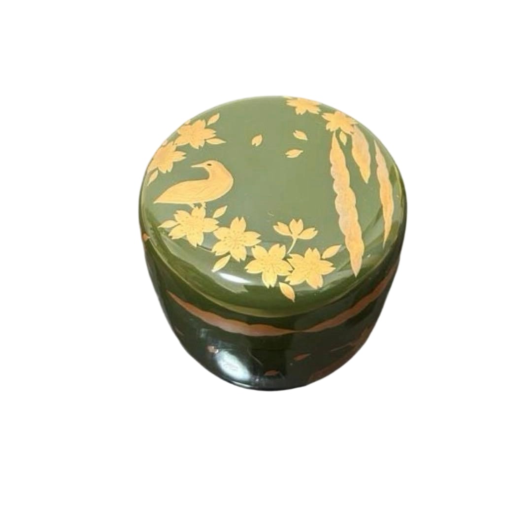 Large tea caddy, the body adorned with sakura rafts and figures in lacquer pattern.: This is an almost brand-new, large tea caddy with period style, featuring a design of cherry blossom rafts and figures in lacquer patterns. This is a work by Nakamura Kyoka and comes with the original
