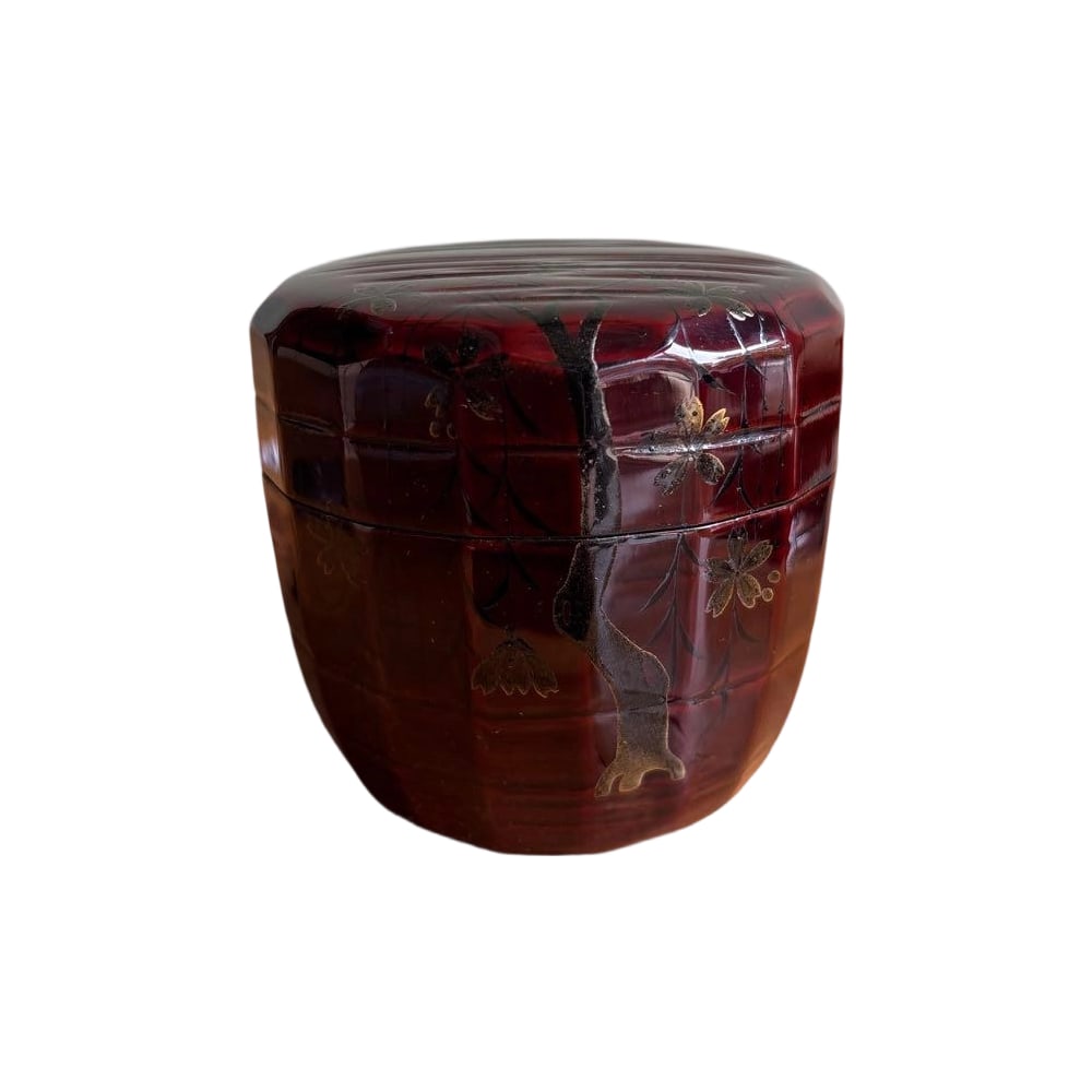 A lacquer tea caddy by Mitsusai, complete with original box.: A lacquer tea caddy by Mitsusai, with original box. Dimensions Diameter: approximately 7.3 cm Height: approximately 7 cm Condition Cracks or chips: None Other: Good condition.