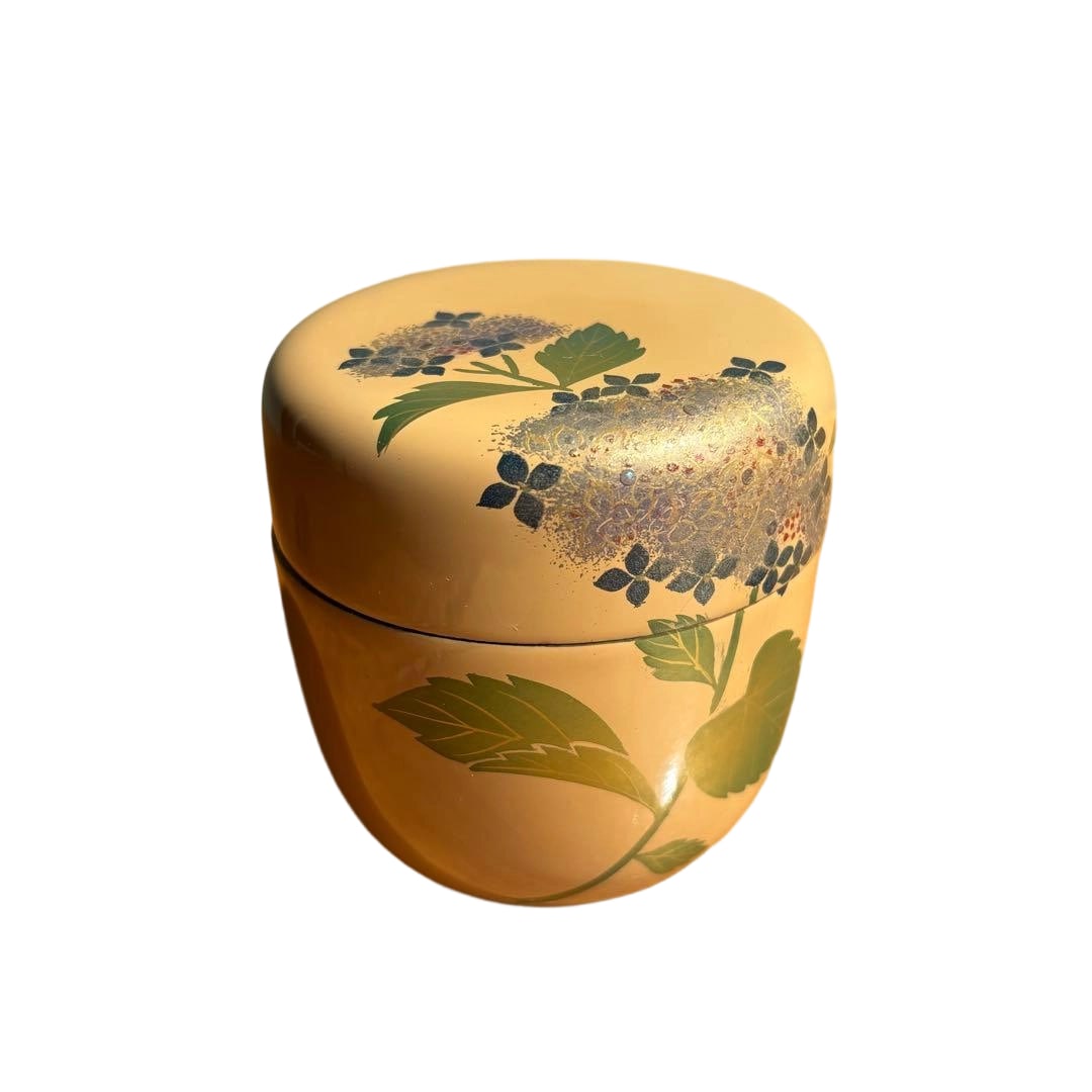 A medium-sized white lacquer tea caddy with hydrangea design by Nakade Shoho, with original box.: Dimensions Diameter: approximately 6.7 cm Height: approximately 7 cm Condition Cracks or chips: None Other: In good condition.