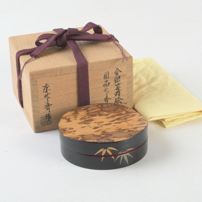 Made by Tochikusai, gold and silver bamboo leaf lacquerware, masu incense box with matching cloth (1 of 17)