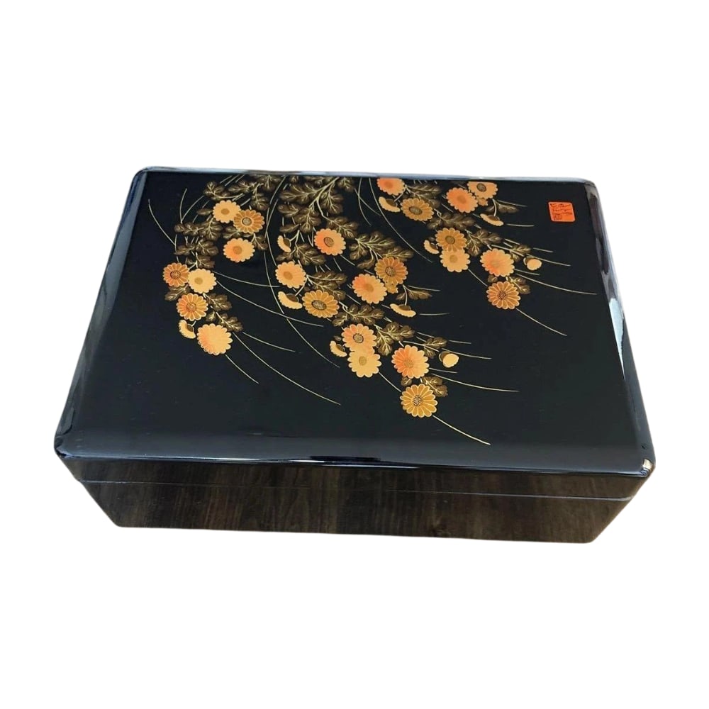 A Makie Box with Chrysanthemum Design from the Manyoshu (with artist's seal): This is a high-quality lacquerware piece adorned with an elegant "Manyo Chrysanthemum" maki-e pattern, showcasing the exquisite craftsmanship of skilled artisans. It is a high-quality gift produced by