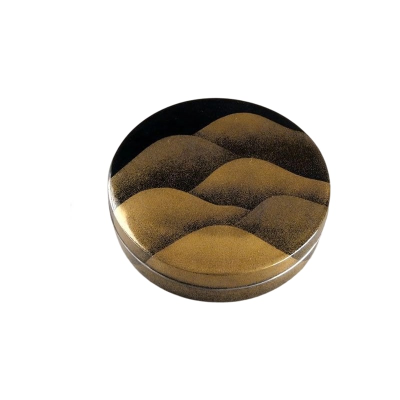 Makie artist Ippeisai, Yama Makie incense box: Makie artist Ippeisai, Yama Makie Incense Box Diameter approximately 8 cm, height approximately 2.2 cm. Some very fine scratches remain from wiping, with some scuffs and small stains on the bottom, wh
