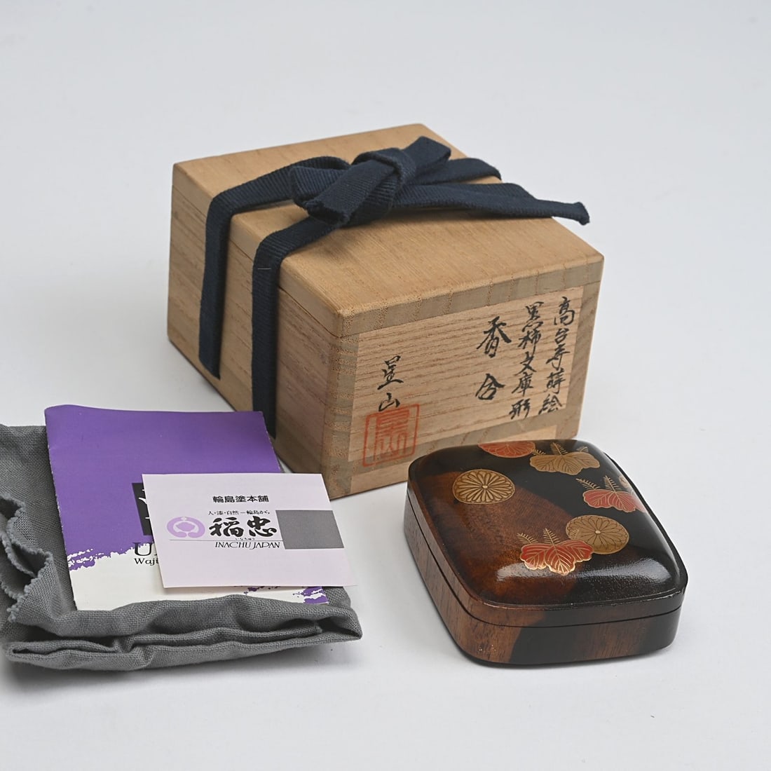 Nakahayashi Seizan, Kodaiji-style lacquerware, black persimmon wood box-shaped incense box, with (1 of 10)