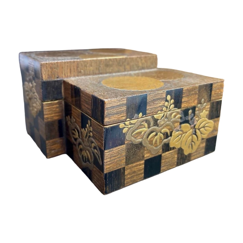 A top-tier antique maki-e incense box, accompanied by a wooden box.: Antique Top-Grade Maki-e Incense Box, with Wooden Box, 47g 3.7 x 2 pieces x 6.5 x 2 pieces x Height 3.7/4.6 cm Slight paint flaking.