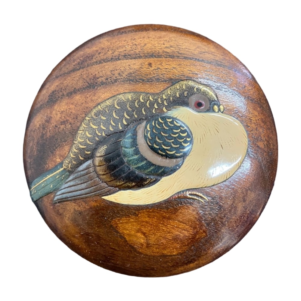 Wooden Incense Box "Dove", with Original Box: This plump and rounded pigeon, with its wings gracefully spread, presents an adorable posture that is pleasing to the eye, seemingly bringing a sense of tranquility and harmony. The wings are adorned
