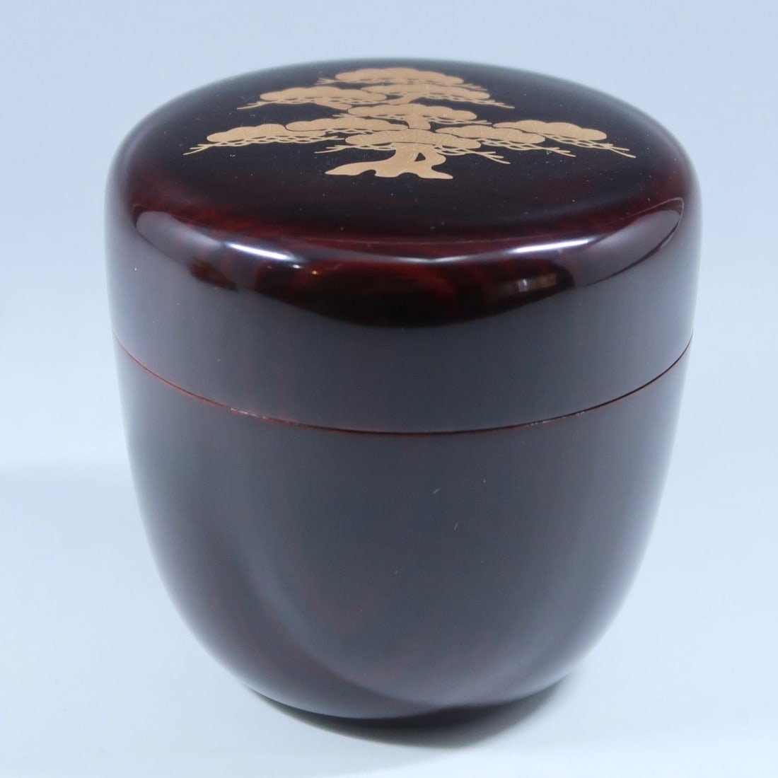 Ishizaki Choryu, Old Pine Makie Large Tea Caddy: This is a large lacquer tea caddy, featuring a design of an old pine tree executed in maki-e (gold lacquer) technique, crafted by Ishizaki Meiryu. The lid is adorned with a maki-e (gold lacquer)