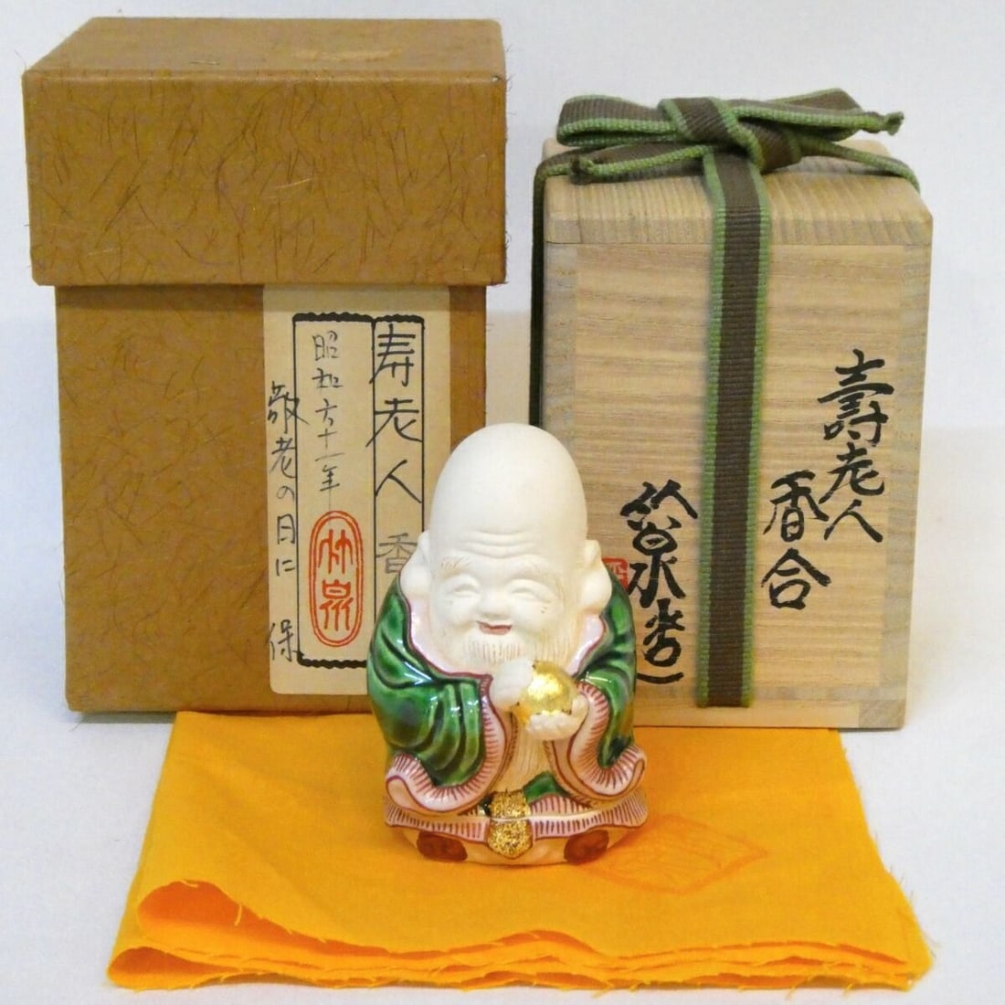 Heian Period Fifth Generation Miura Chikusen Jurojin Incense Box (Tea Ceremony Utensil): This is an incense box made by the fifth generation Miura Chikusen. This is a work by a master craftsman. The exquisite details and colors are truly beautiful. Its round shape and charming expression