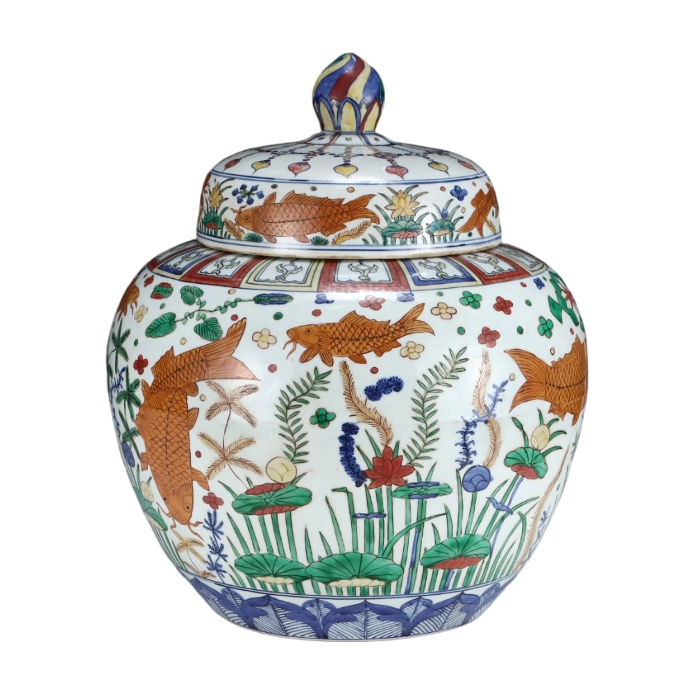Ming Dynasty Jiajing Wucai Fish and Algae Pattern Large Covered Jar: The Wucai fish and algae pattern large covered jar from the Jiajing period of the Ming Dynasty showcases the brilliance of Ming porcelain with its vivid colors and exquisite craftsmanship. The jar fea
