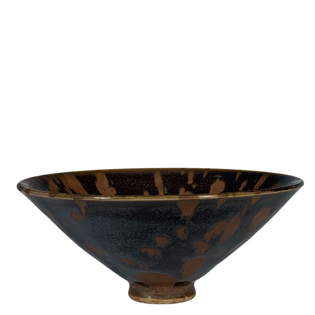 Jizhou Kiln Douli Bowl: The Jizhou Kiln Douli Bowl is renowned for its unique glaze and patterns, showcasing the exceptional craftsmanship of Song dynasty ceramics. The bowl is shaped like a douli, with smooth lines and a