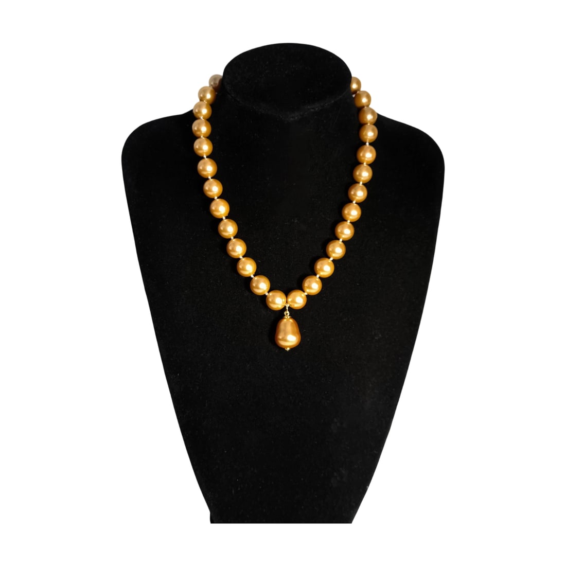 Old Pearl Necklace: This pearl necklace is well-preserved, showcasing the natural luster and elegance of pearls. Each pearl is evenly full, strung into a classic necklace suitable for various occasions.Bead diameter: 2