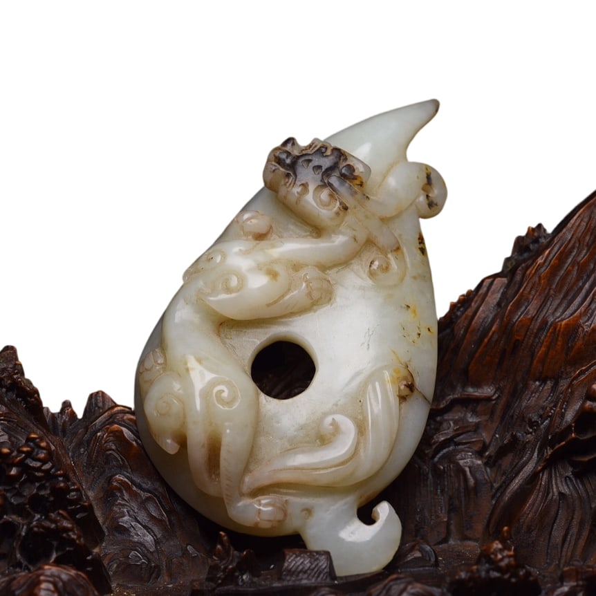 Hetian Jade Chilong Pendant: This Hetian jade Chilong pendant boasts high density and natural coloration, with a rich oily texture. The craftsmanship is meticulous, and the jade is fine and warm, making it a collectible piece wit