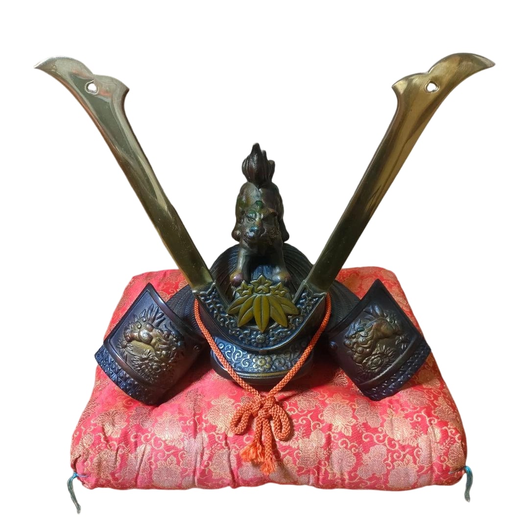 Genkuro Hangan Yoshitsune (Model) Bronze-colored Samurai Helmet with Hoe-shaped Long Crest and Lion (1 of 19)
