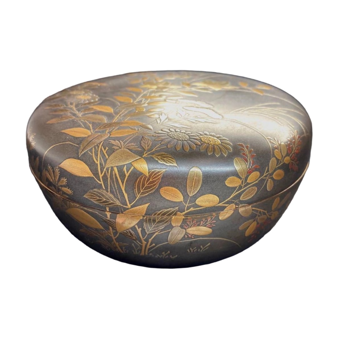Exquisite Shibayama (lacquerware) food box, with wooden box, diameter 13.7 cm.: Exquisite Shibayama (lacquerware) food box, accompanied by a wooden box, diameter 13.7 cm.