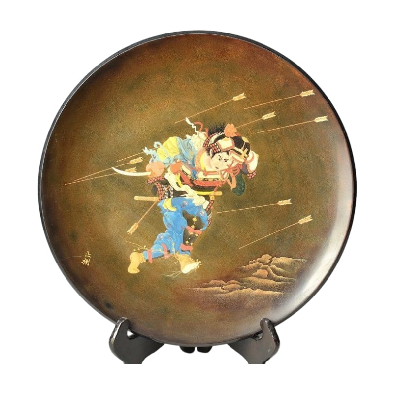 Hoeki Masaki "Makie Musha-e Shijonawate no Zu" Decorative Plate, 39.5 cm: Makie Plate with Warrior Design by Hoeki Masaki, Shijonawate Scene, with Tomobako, 39.5 cmDescription There are minor flaws on the back. Please check the product images for condition. Dimensions: