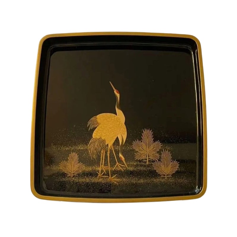 Wajima-nuri "Manju Bon": A beautiful lacquer tray, featuring a golden crane on a black backgroundDesign: Golden crane pattern on a black background Reverse: Smooth black surface Accessories: Housed in a special wooden box