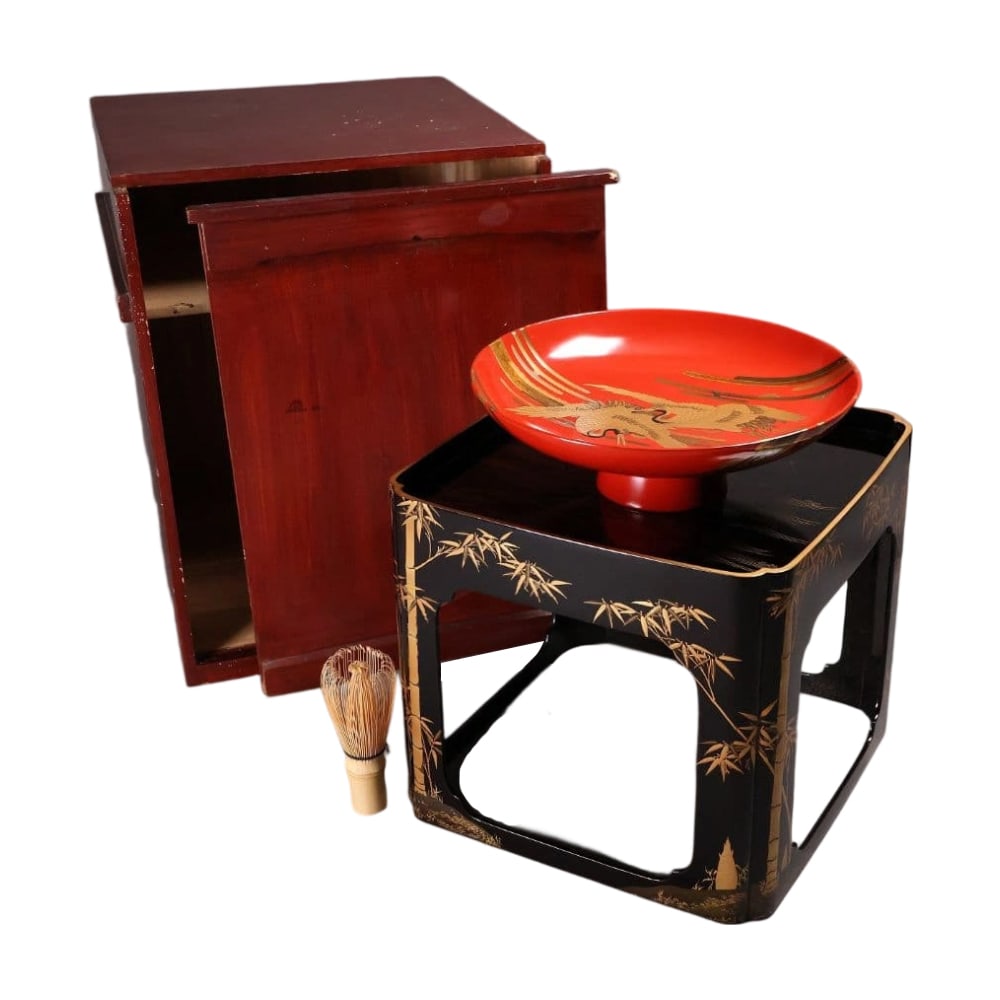 Jidai Kaga Maki-e Hinode Tsuru Take Kin Maki-e Ohai / Sakazukidai Mokusei Shikki Sakazuki: Title: Period Kaga Maki-e Sunrise Cranes Bamboo Gold Maki-e Large Cup and Cup Stand Wooden Lacquerware Cup All items shown in the photos are included, except for the tea whisk. (Cup) Diameter