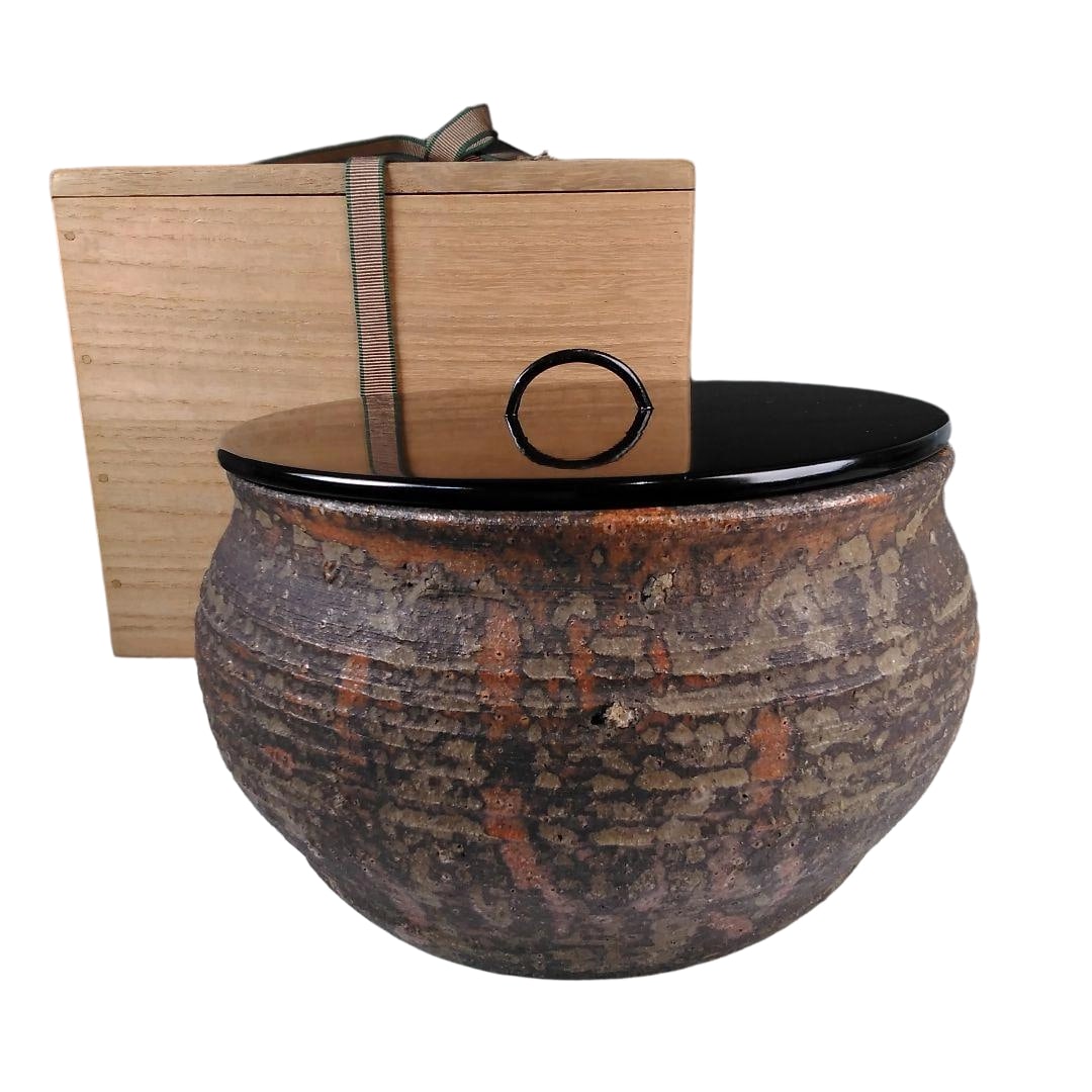 Jidai Mizusashi Nuributa Mokubako Chadogu: "Shidai Water Purple Lacquered Wooden Lid Box" Tea SetDescriptionHeight (to knob): approximately 12.5 cmWidth: approximately 17.5 cmMouth diameter: approximately 14.5 cm