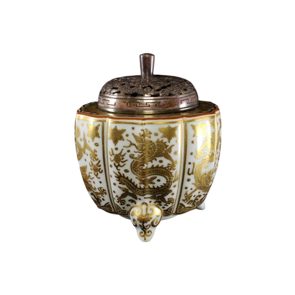 Godaime Miura Chikusen Hakujiki Kinrande Ryumon Rinbana Koro Tomobako Koshun Zaimyo Ginhibachi Soe: Godaime Miura Chikusen White Porcelain Kinrande Dragon Pattern Rinka Incense Burner with Tomobako, Koshun Zaimyo Silver Fire Cover AttachedDiameter: Approximately 10-10.7 cm Height: Approximately 12.1