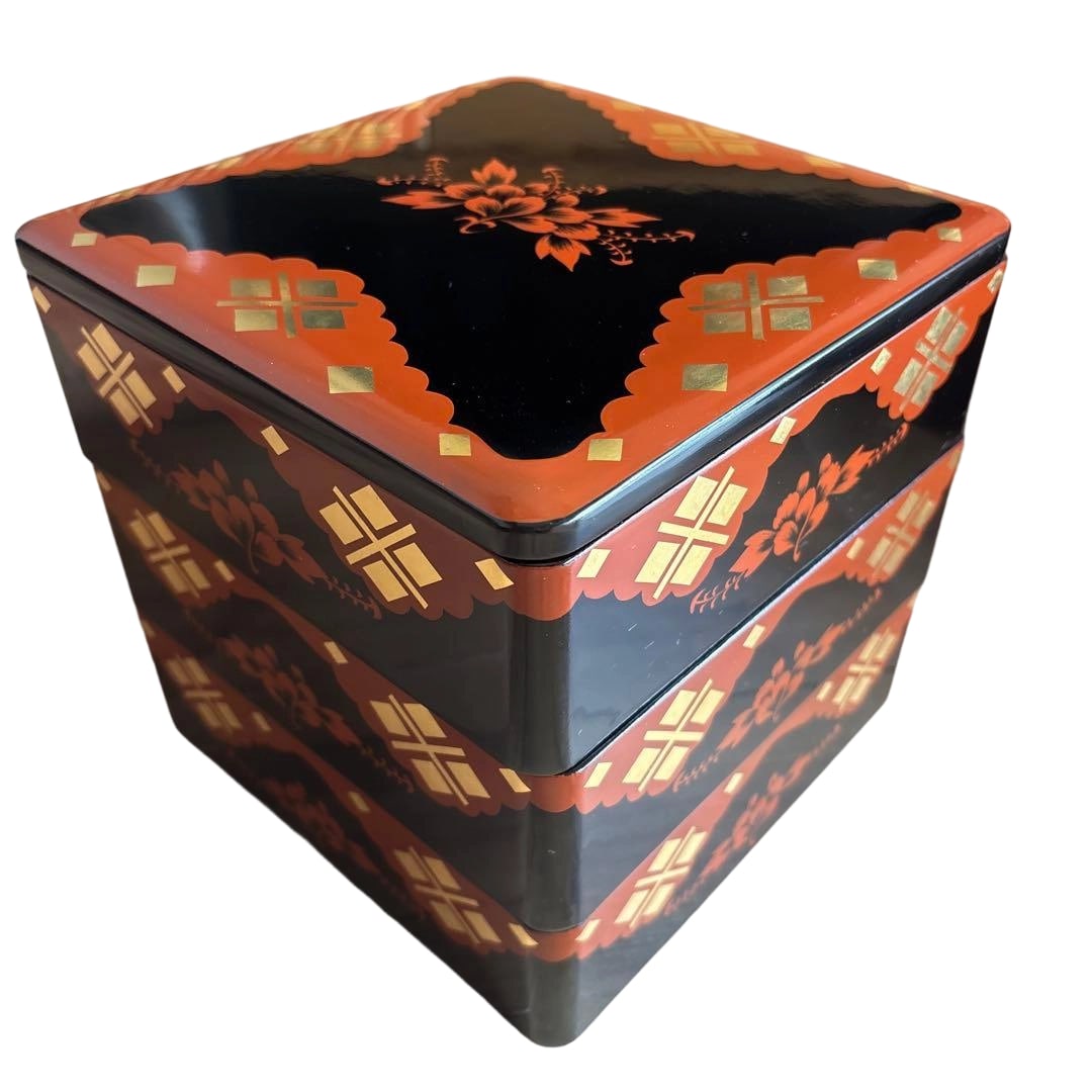 Iwate Prefecture, Marusan Lacquerware, Hidehira-nuri, Three-tiered Box, 6.5 Sun, Peony: A lacquered jubako with beautiful floral and geometric patterns, featuring a three-tiered structure with excellent storage capacity.Type: Jubako Color: Black, Red, Gold Design: Floral Patterns, Geomet