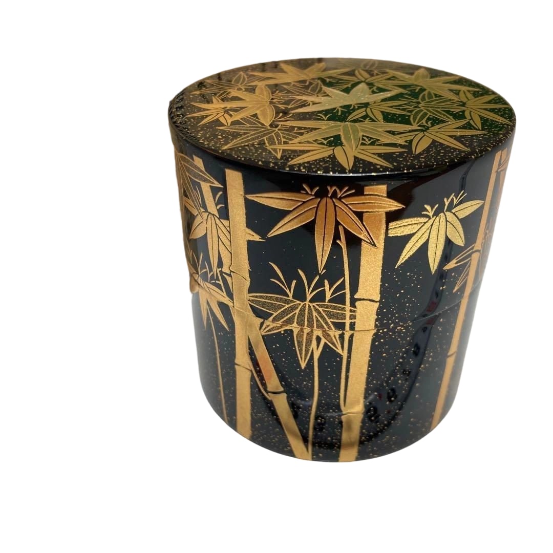 A bamboo-themed work by Shuho, accompanied by a tomobako and a paper box, height 6.8 cm.: A work by Shusui, titled "In the Bamboo Grove," with a tomobako and paper box included. Height: 6.8 cm.