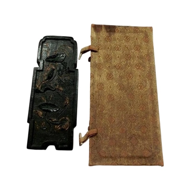 Old Ink, Antique Ink: Old Inkstick, Antique Inkstick, exhibiting an aged appearance due to its considerable age. No apparent damage. Dimensions: Width 7.2 x Width 6.7 x Height 1.7 cm. Weight: 200g.