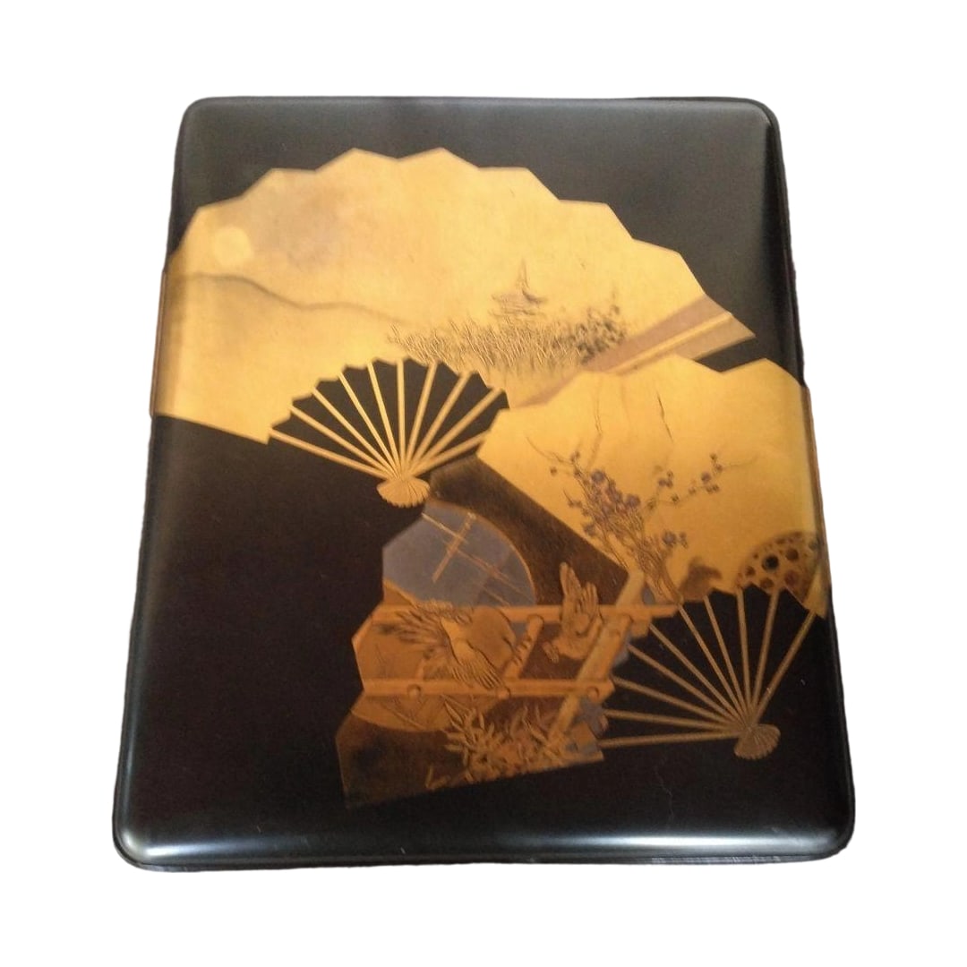 Makie Suzuri-bako: This is an inkstone box adorned with extremely exquisite maki-e. As a lacquer art that Japan takes pride in, the charm and beauty of maki-e are vividly displayed in this piece. The interior features t